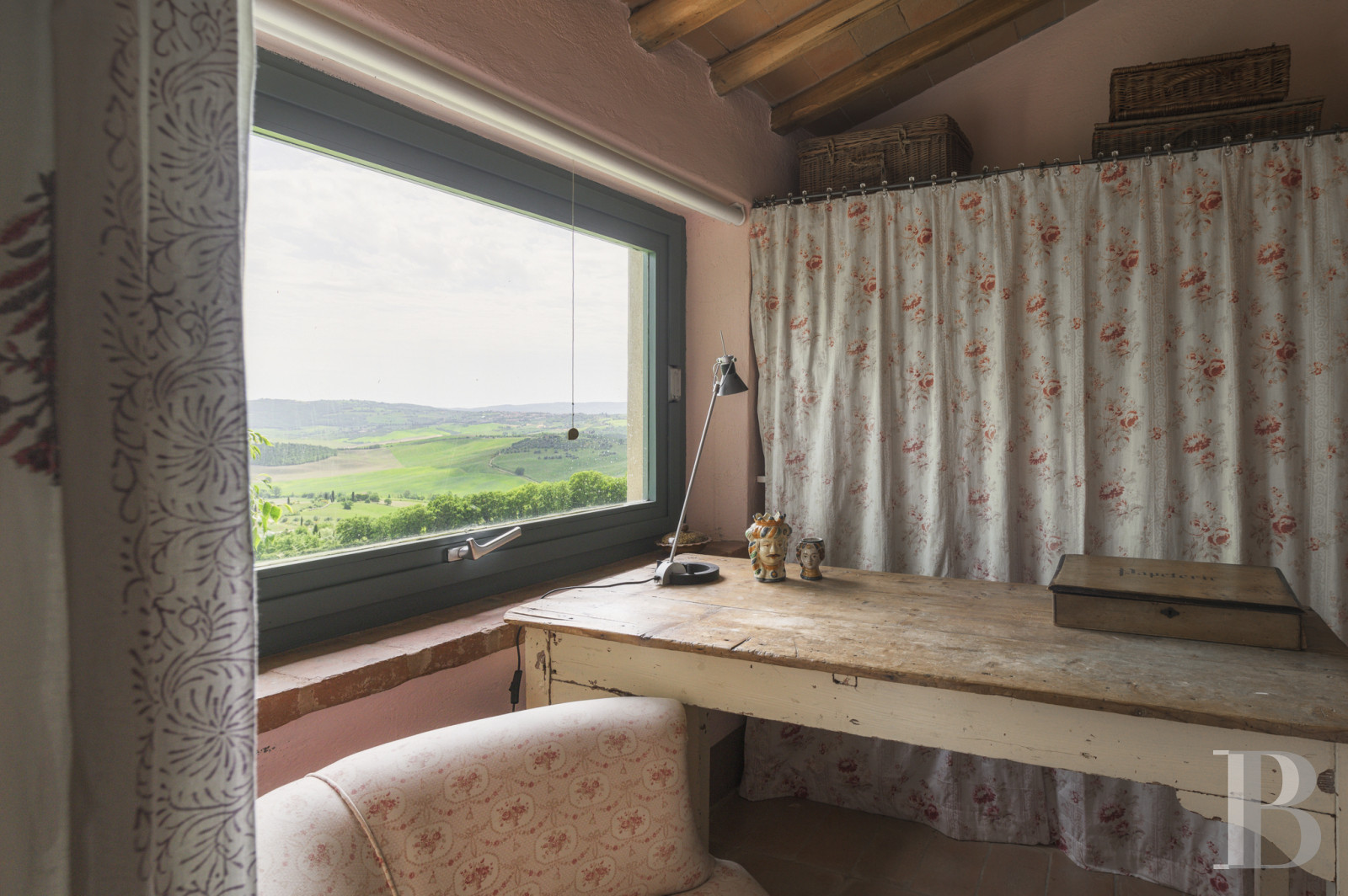 An old olive grove farmhouse restored to its former glory, overlooking the countryside in the Val d'Orcia in Tuscany - photo  n°27